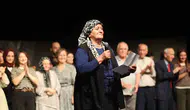 Alzheimer hastası büyüklerin sahne performansı izleyenleri duygulandırdı