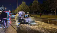 Bakırköy'de seyir halindeki otomobil motor kısmından çıkan yangınla küle döndü