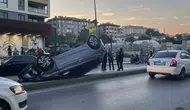 Güngören'de kontrolden çıkan otomobil taksiye çarparak ters döndü