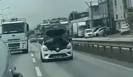 Bursa trafiğinde akıllara durgunluk veren görüntü: Hareket halindeki aracın kaputunda tamirat