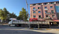 Erzincan'da dar cadde tır trafiğini kilitledi: Aydınlatma direği devrildi