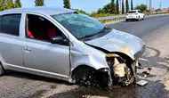 Kuşadası-Söke yolunda otomobil istinat duvarına çarptı: 3 yaralı