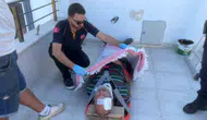 Çatı tamiratında korku dolu anlar: İşçi düştüğü balkonda mahsur kaldı