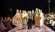Galataport'ta eşarp defilesi: Ünlü isimler podyumda şıklık yarışına girdi