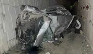 Samsun'da gece yarısı dehşeti: Kamyonete çarpan otomobil tramvay yolunda hurdaya döndü
