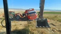 22 Ton Soğan Taşıyan Tır Tarlada Toprağa Gömüldü