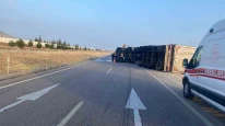 Emirdağ çıkışında devrilen tır trafiği aksattı
