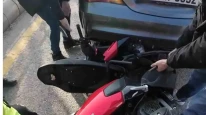 Otomobilin Altına Sıkışan Motosiklet Böyle Kurtarıldı