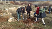 Akharım’da öğrenciler “Geleceğe Nefes” diyerek fidan dikti