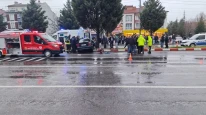 Kütahya’da Trafik Kazası: Araç Refüje Çarptı, 2 Kişi Yaralandı