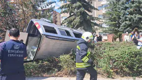 Eskişehir’de Otomobil Takla Atarak Refüje Çıktı