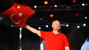 Menemen 104 yıllık bağımsızlık gururunu Sefo konseriyle taçlandırıyor