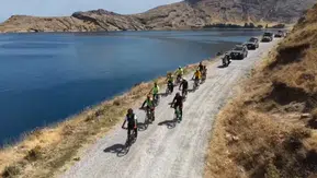 Van Gölü kıyısında pedal çeviren sporcular İncekaya’nın turizm potansiyeline dikkat çekti