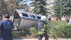 Eskişehir’de Otomobil Takla Atarak Refüje Çıktı