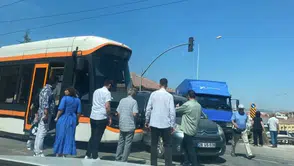 Eskişehir'de Tramvay İle Araç Çarpıştı: Seferler Aksadı