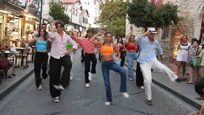 Çeşme Festivali'nde İzmir Aşkına Derneği'nin sürpriz dansı meydanları hareketlendirdi
