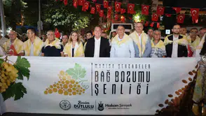 Manisa'nın bereketli bağları kortejle kutlandı: Şehir merkezinde üzüm şöleni