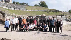 Konuralp Antik Tiyatro'da belediye personelinden gönüllü tarih mesaisi