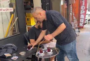 “Dışlandım” diyerek çay ocağının camlarını kıran şahsa yanıt