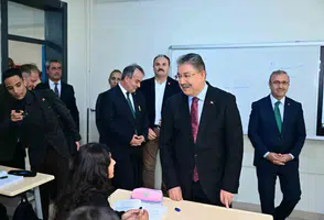 Vali Yılmaz’dan Öğrencilere Sınıf Ziyareti