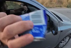 Eskişehir’de yola çöp atan sürücüye motosikletli tepki