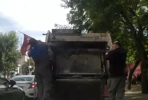 Eskişehir’de temizlik görevlilerinden bayrak hassasiyeti