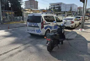 Eskişehir’de Elektrikli Bisiklete Otomobil Çarptı: Kaçtı