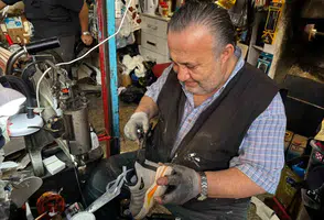 8 yaşında başladı, 43 yıldır ayakkabı tamir ediyor