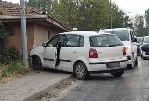 Eskişehir’de kontrolden çıkan araç duvara çarptı
