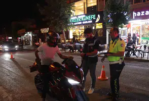Kovancılar'da gece denetimi: Polis ekipleri cadde üzerinde kapsamlı kontrol yaptı
