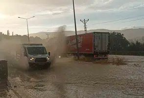 Gürün'de sağanak karayolunu göle çevirdi: Mazgal tıkanınca ulaşım kısa süre aksadı
