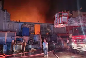 Gece yarısı alevlere teslim oldu: Sanayi sitesindeki fabrikada 2 saatlik yangın
