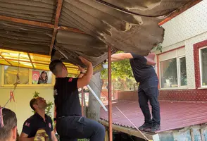Edirne'de çatıda mahsur kalan şahıs ekiplerin zamanında müdahalesiyle indirildi