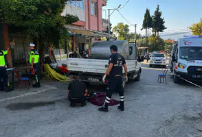 Geri manevra sırasında yolun karşısına geçmeye çalışan 91 yaşındaki adama kamyonet çarptı: Hayatını kaybetti