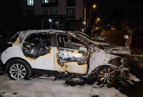 Avcılar'da oto galeride alevler 3 aracı küle çevirdi: Kundaklama ihtimali araştırılıyor
