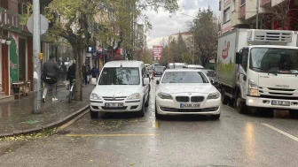 Park edilen araçlar ikinci sıraya yerleştirildiğinde trafik akışı aksıyor