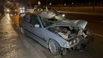 Otomobil çarpışında 100 metre sürüklenen yayaya trafik kazasında hayatını kaybetti.