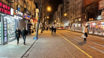 Eskişehir Meydanı Beklenen Kalabalığa Ulaşamadı, Seyyar Satıcılar Azaldı