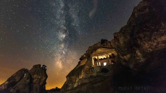 Astrofotoğrafçı Eskişehir'de Gerdekkaya ve Yazılıkaya Anıtlarını Samanyolu İle Birleştirdi