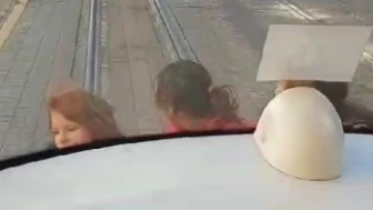 Eskişehir'de Küçük Çocukların Tehlikeli Tramvay Oyunu Şaşkınlık Yarattı!