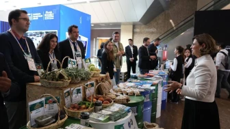 Başkan Ünlüce, MARUF’25’te Eskişehir’in Kuşaklararası Projelerini Anlattı