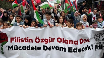 Eskişehir’de Filistin’e Destek Yürüyüşünde Pankartı Çocuklar Taşıdı