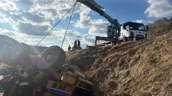 Eskişehir’de iş makinesi devrildi: Operatör altında kaldı