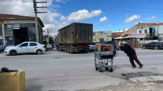 Engeline Rağmen Simit Satarak Çocuklarını Okutuyor