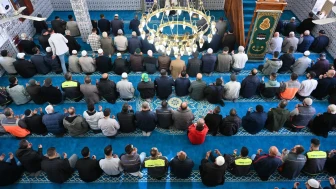 “Yıllara Meydan Okuyan Cami Sessizce Yenilendi… Ama O Gün Mahallede Bambaşka Bir Şey Oldu!”