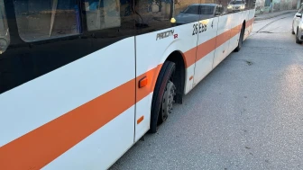 Eskişehir’de belediye otobüsünün lastiği patladı, yolcular soğukta kaldı!