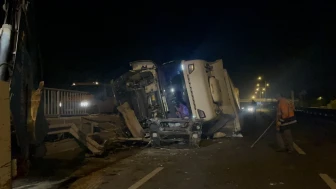 Şeker Yüklü Tır Eskişehir'de Devrildi: Trafik Felç Oldu