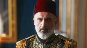 Alper Atak Kimdir? Afife Jale Tiyatro Ödülleri’nde “Öldü” Diye Anılan Oyuncu Hakkında Merak Edilenler