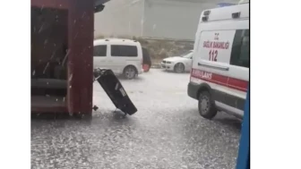 Bir Anda Bastırdı! Eskişehir’de Dolu Yağışı Sokakları Beyaza Bürüdü