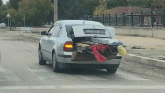 Bagajına kereste yükleyip trafiğe çıktı